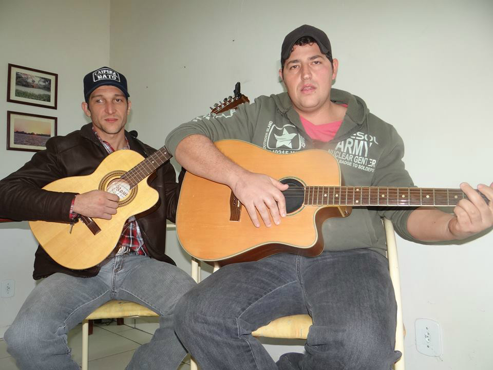 Dois amigos, uma viola, um violão e a música raiz Henrique (E) e Rodrigo. / Foto: Moreira Produções