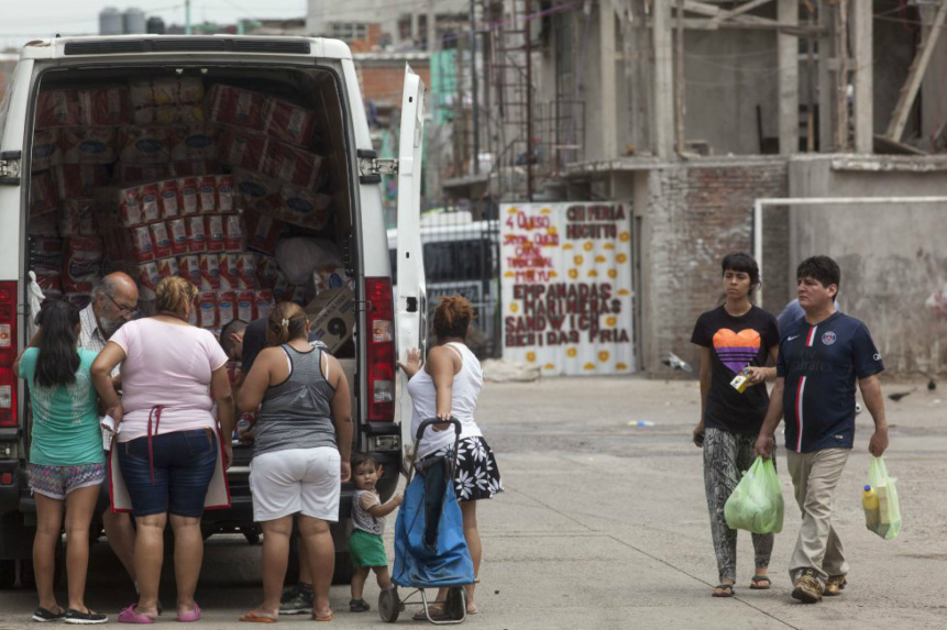Argentina tem 1,4 milhão de novos pobres desde que governa Macri Moradores da Favela 31, no centro de Buenos Aires. Ricardo Ceppi