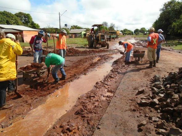 Equipes da Semsur implantaram sistema de drenagem no asfalto da localidade / Foto: Decom