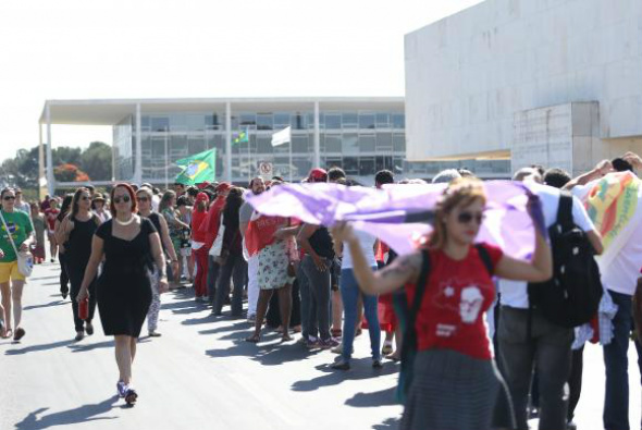 Parlamentares e populares chegam ao Planalto em ato de apoio a Dilma Manifestantes começam a chegar à Praça dos Três poderes para acompanhar o pronunciamento da presidenta afastada Dilma Rousseff / Foto: Marcello Casal Jr/Agência Brasil