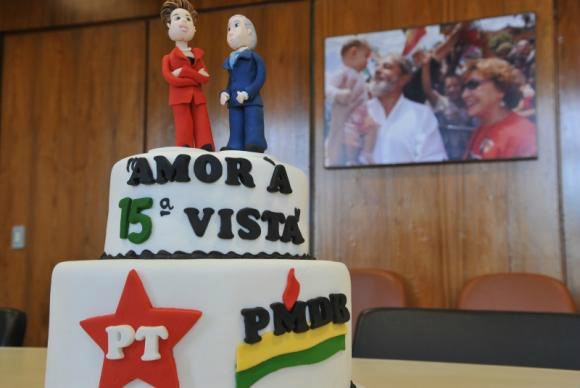 De vice a presidente, Temer assume por até 180 dias Bolo marcou, em 2011, a união entre PT e PMDBArquivo/Agência Brasil