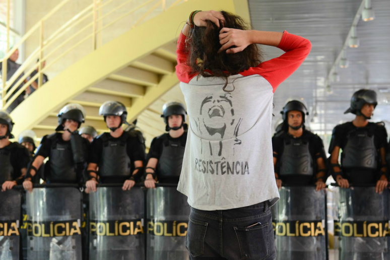 Não é só pela merenda Estudante conhecida como Che por causa da asma 'enfrenta' tropa de choque da Polícia Militar (2.5)