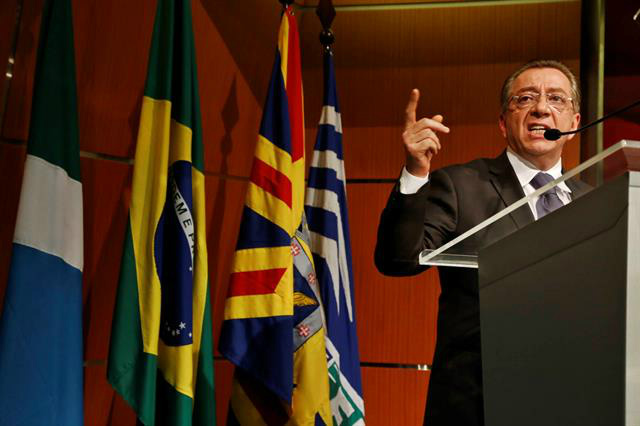 "O Brasil começa a avançar com a abertura do impeachment", diz Mansour.