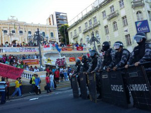 ABI condena violência na saída de Dilma Protesto em Vitória (Foto: Geraldo Nascimento/ A Gazeta)