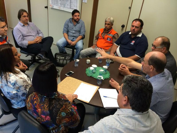 Prefeito Sérgio Barbosa reunido com a Defesa Civil Estadual, traça detalhes para novo estado de emergência / Foto: Assessoria