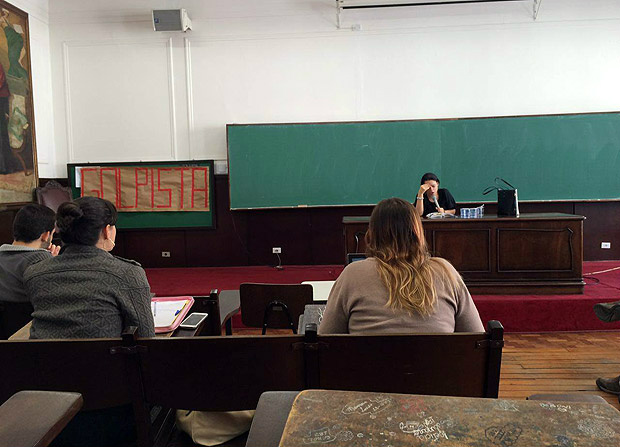 Janaina Paschoal é chamada de golpista por alunos em sala de aula Alunos penduram cartaz com os dizeres ‘golpista’ em aula de Janaina Paschoal