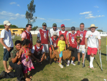 Vencedores da Taça de Ouro Rei do Pênalti são premiados Equipe Santa Rosa, vencedora do torneio