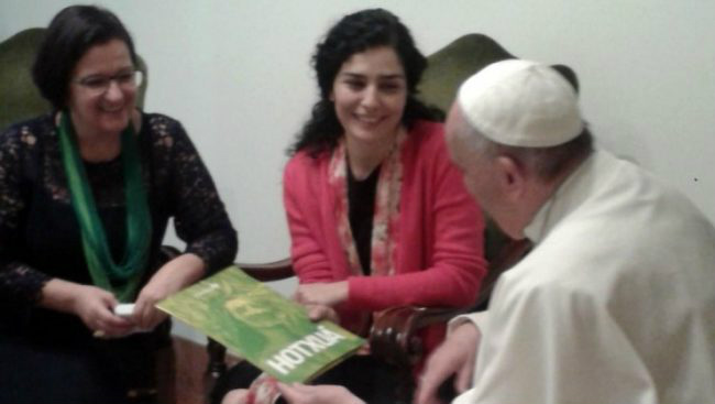 Letícia Sabatella e Papa Francisco discutem riscos à democracia no Brasil Letícia Sabatella e Papa Francisco discutem riscos à democracia no Brasil