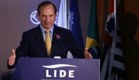 Entenda a crise econômica Na avaliação de Luiz Fernando Furlan, ministro de Desenvolvimento, Indústria e Comércio no governo Lula, houve um exagero nos gastos e subsídios, gerando um aumento da dívida pública e o endividamento das famílias