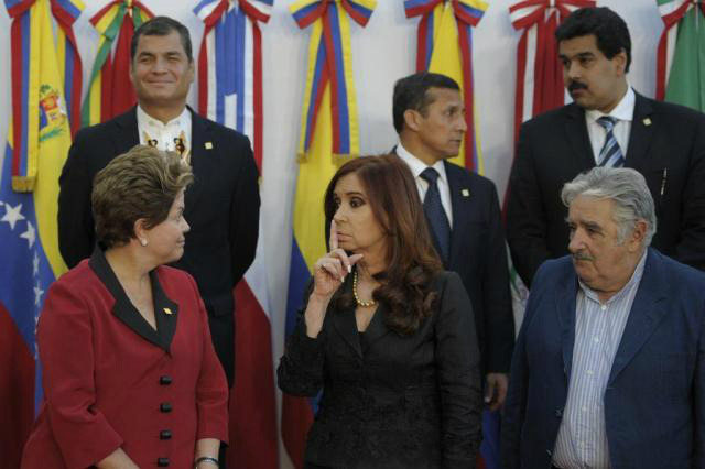 Os apoios que constrangem Dilma Foto: Juan MABROMATA / AFP