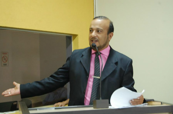 Professor Ailton convoca prefeito a prestar esclarecimentos sobre praça central Vereador de Amambai, Professor Ailton (PR) / Foto: Assessoria