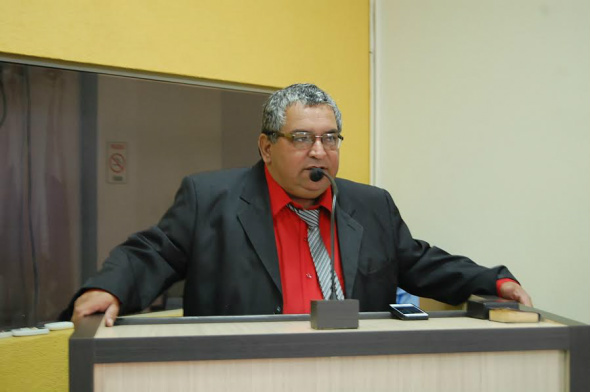 Vereador Brito cobra demarcação de lotes no Residencial dos Ipês Vereador de Amambai, Valter Brito (DEM) Foto: Moreira Produções