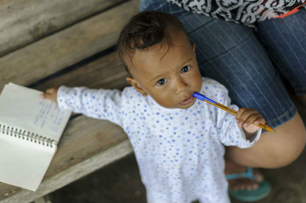 100 bebês nascem por dia em áreas atingidas por terremoto no Equador Criança equatoriana em abrigo temporário / Foto: Divulgação