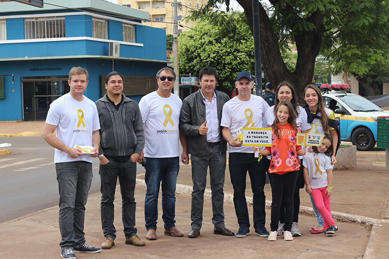 Voluntários realizaram blitz educativa na região da Praça Central no sábado (14) a fim de conscientizar sobre a humanização do trânsito em Amambai / Foto: Divulgação