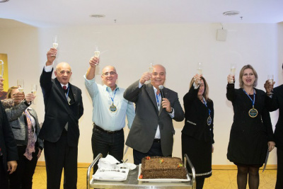 Dr. Fernando convidou todos a um brinde, com bolo e champanhe, pelo aniversário de 18 anos do Grupo Educacional UNIESP.Foto: Assessoria