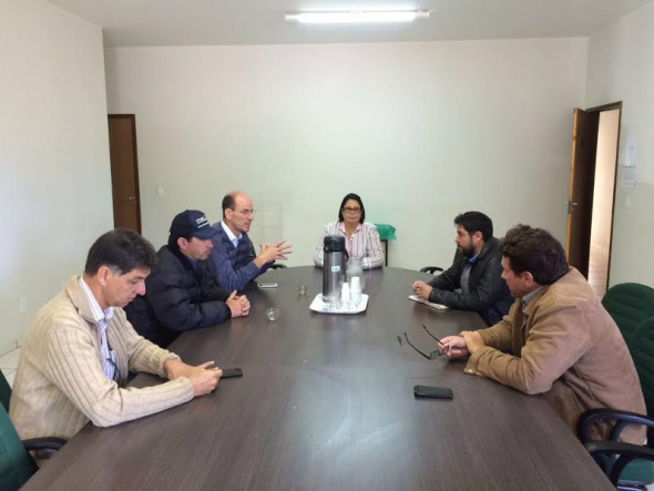 Prefeitos de Amambai e Coronel Sapucaia avaliam estragos provocados pelas chuvas A reunião aconteceu na prefeitura de Coronel Sapucaia Foto: Carlos Junior