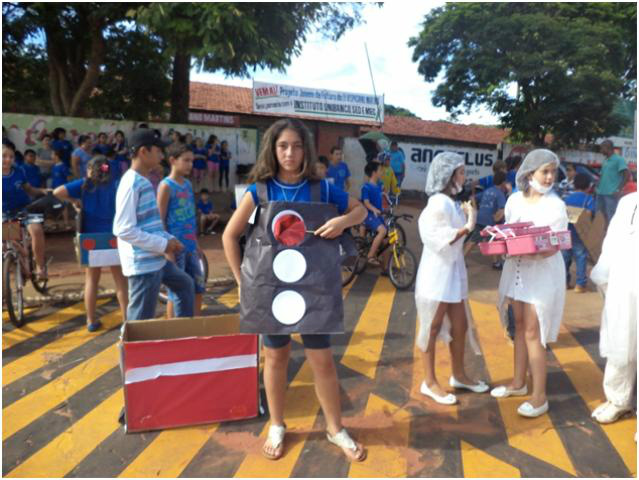 Alunos da escola Vespasiano Martins participam de atividades sobre o trânsito