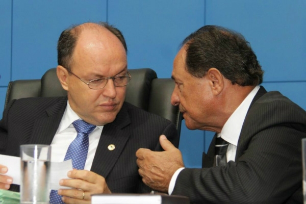Reinaldo articula para comandar comissões da Assembleia Legislativa O presidente da AL, Júnior Mochi, conversa com Zé Teixeira, primeiro-secretário. (Foto: Divulgação)