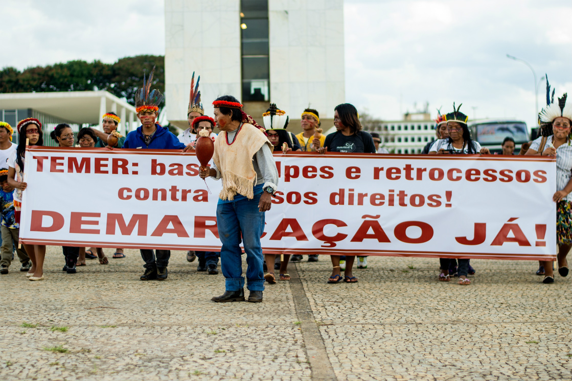 Índios guarani-kaiowá fazem ato por demarcação de terras em frente ao Planalto Índios guarani-kaiowá fazem ato por demarcação de terras em frente ao Planalto