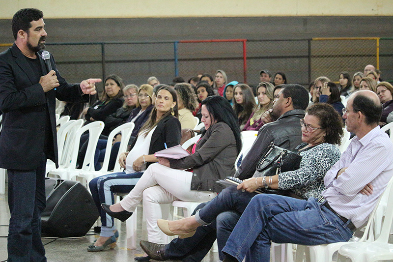 Centenas de pais e comunidade escolar aprovaram o projeto, que já está sendo aplicado nas escolas do município / Foto: Divulgação