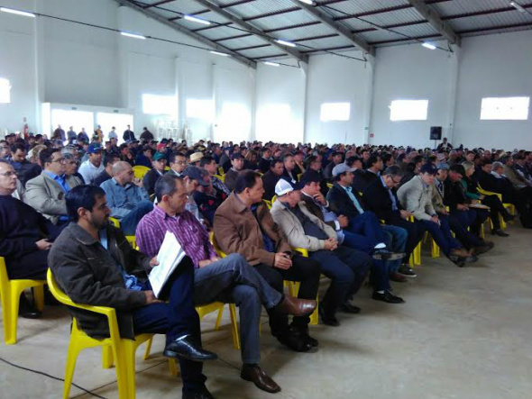 Produtores de Amambai, Caarapó e Laguna buscam solução para impedir demarcações A reunião foi realizada no Pavilhão de Eventos do Parque de Exposições de Caarapó, na quarta-feira (18) / Foto: Assessoria