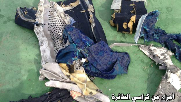 Egito divulga imagens de objetos encontrados entre destroços de avião Imagens de objetos encontrados em meio aos destroços do avião da EgyptAir foram postadas na página do Facebook do porta-voz das Forças Armadas do Egito