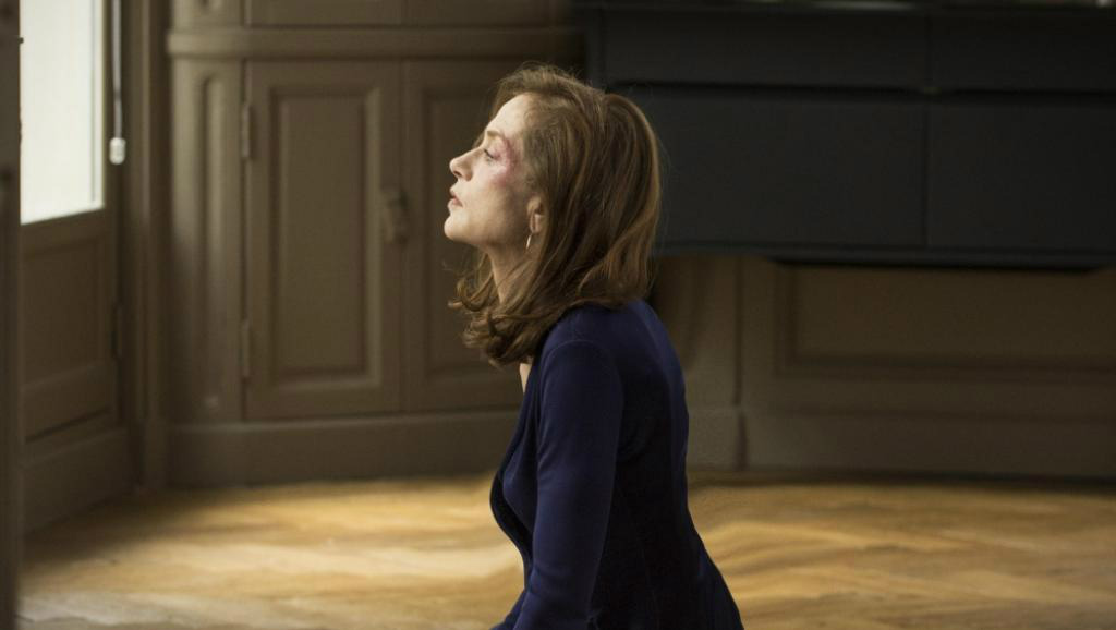 Isabelle Huppert encarna Michèle, francesa agredida em sua casa por um misterioso desconhecido