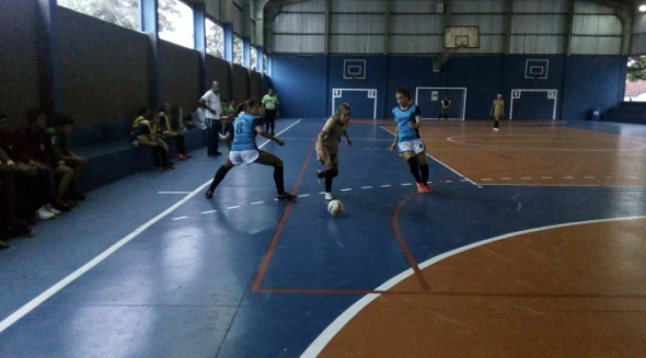 A primeira rodada do torneio feminino dos Jogos Escolares de Mato Grosso do Sul (JEMS) foi de muitos gols / Foto: Fundesporte