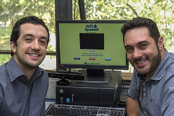 Os estudantes Alexandre Silva dos Santos e Eduardo Andreotti da Silva, que desenvolveram o projeto como trabalho de conclusão de curso. 