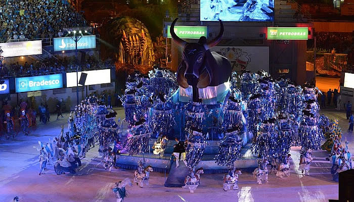Apresentação do Boi Caprichoso na segunda noite do Festival Folclórico de Parintins 2015. Patrícia Fontoura/Agência Brasil