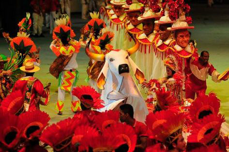 Apresentação do Boi Garantido, durante o Festival Folclórico de Parintins de 2015. Patrícia Fontoura/Agência Brasil