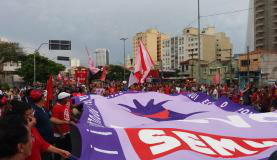 Manifestantes cercam praça e acampam próximo à casa de Temer em São Paulo Manifestantes saíram em passeata do Largo da Batata, zona oeste paulistana, e cercaram a praça onde fica a casa do presidente em exercício Michel Temer. Daniel Mello/Agência Brasil