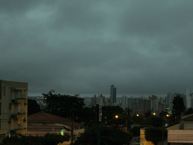 Em Campo Grande, tempo parcialmente nublado e o sol aparece entre nuvens no período da tarde. A mínima na Capital é de 12ºC e a máxima chega a 20ºC. (Foto: Marcos Ermínio)