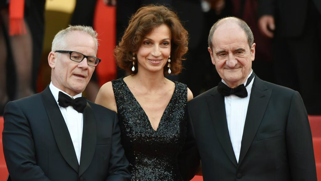 A ministra francesa da Cultura Audrey Azoulay, com o presidente do Festival de Cannes Pierre Lescure (à direita), e o delegado geral do festival Thierry Frémaux