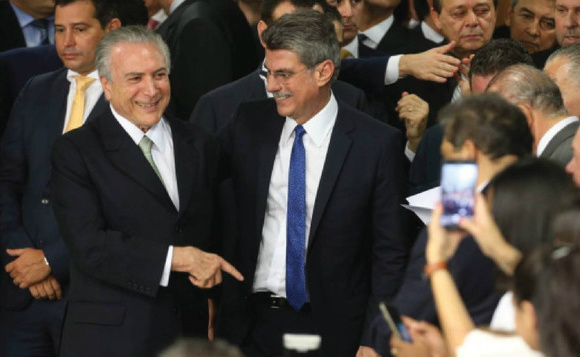Greenwald: Mídia terá que começar a dizer golpe Repercussão internacional sobre a gravação em que o ministro Romero Jucá confessa que o impeachment foi uma armação.