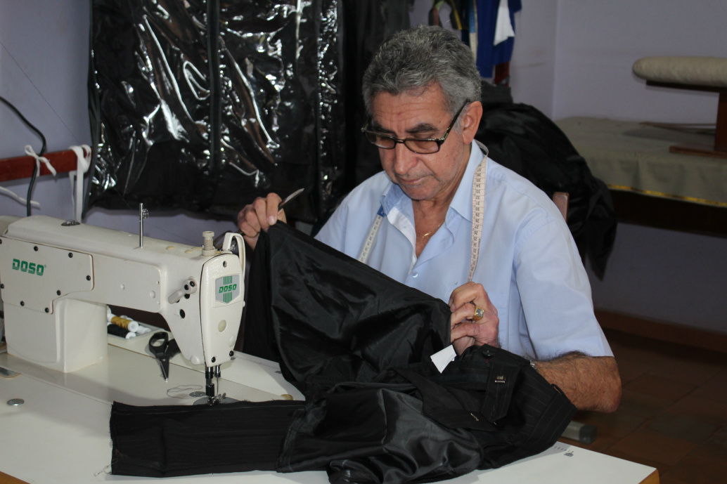 Mariano começou a trabalhar com alfaiataria por incentivo da família / Foto: Moreira Produções