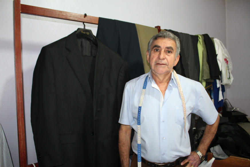 Em seus 45 anos de profissão, 37 deles em Amambai, Mariano já confeccionou trajes para pessoas importantes do município, como juízes e autoridades militares. / Foto: Divulgação