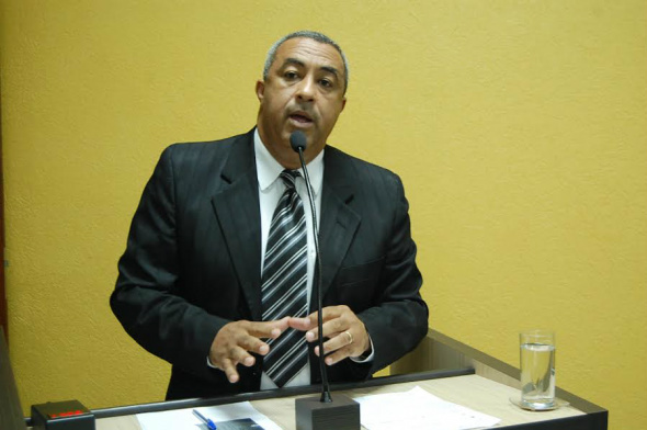 Carlinhos solicita construção de calçadas na vila Cristina para maior segurança de pedestres / Foto: Assessoria