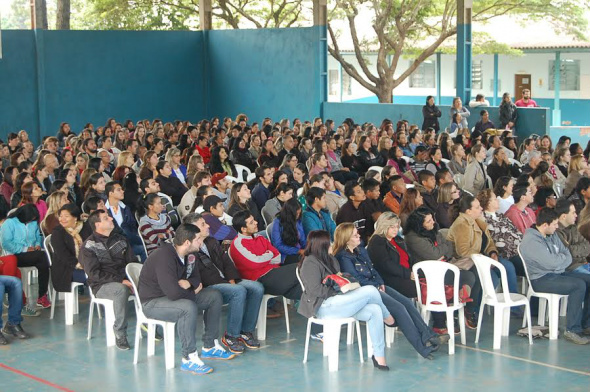 Centenas de professores da rede pública de ensino participaram da cerimônia de lançamento do programa / Foto: Assessoria