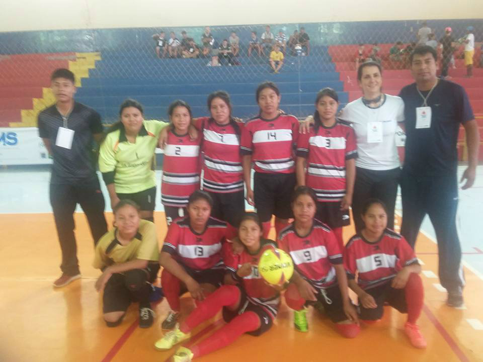 A equipe que representou Amambai no JEMS é composta por atletas da Escola Municipal Mbo´Eroy Guarani Kaiowá / Foto: Reprodução / Facebook