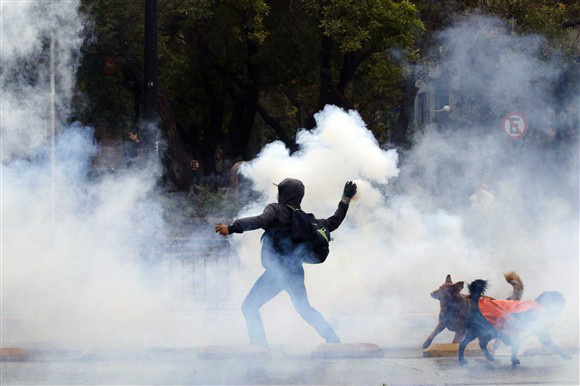 Chile tem confrontos violentos em manifestações por educação gratuita
