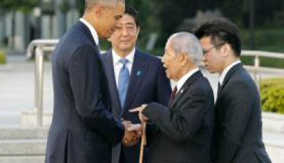 Obama cumprimenta sobrevivente da explosão em Hiroshima. EPA/Kimimasa Mayama