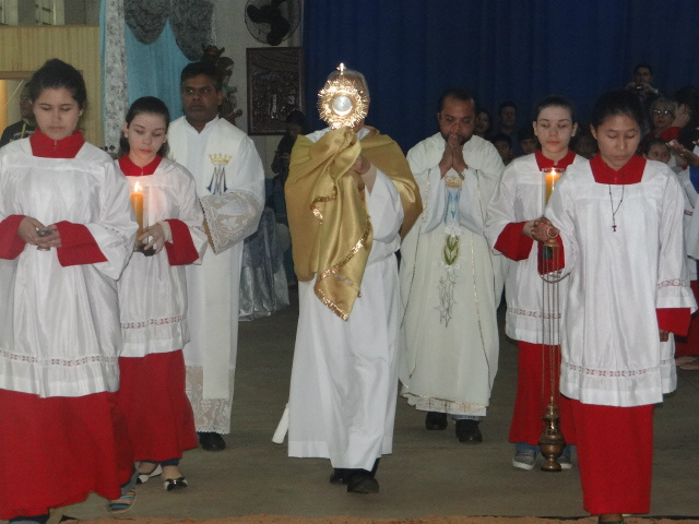 Mais de mil fieis celebram o Corpus Christi em Amambai O Sagrado Sacramento foi conduzido pelo pároco local, padre Raju Devarakonda, o vigário, padre Thiago Ongirwalu e o diácono Mateus Selhorst / Foto: Moreira Produções