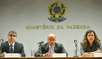 Coordenador-geral de Operações da Dívida Pública, Leandro Secunho (ao centro), apresenta dados de aplicações em Tesouro Direto