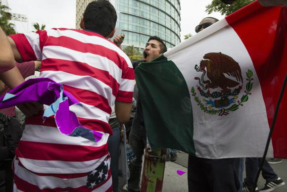 Manifestantes favoráveis e contrários ao candidato presidencial do Partido Republicano dos EUA, Donald Trump, enfrentam-se após um comício no Centro de Convenções, em San Diego