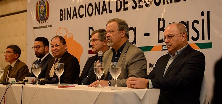 Brasil e Bolívia firmam cooperação entre forças de segurança Ministros da Defesa, Raul Jungmann, durante reunião com autoridades bolivianas em Santa Cruz de La Sierra
