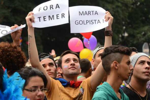 Parada LGBT reúne multidão na avenida Paulista Alguns manifestantes defenderam a saída do presidente da República interino, Michel Temer / Foto: Rovena Rosa