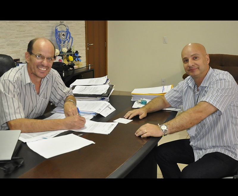 Prefeito Sérgio Barbosa e o secretário municipal de finanças,Williams Fernandes. Pagamentos antecipados de salário demonstram a valorização do servidor municipal.