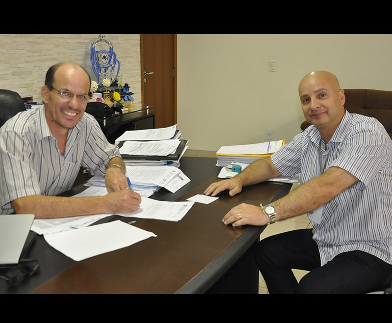 Prefeitura de Amambai paga nessa Terça (31), salários de Maio Prefeito Sérgio Barbosa e o secretário municipal de finanças,Williams Fernandes. Pagamentos antecipados de salário demonstram a valorização do servidor municipal.