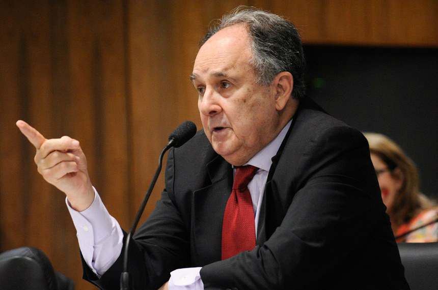 Idade para condenado obter benefícios penais pode subir de 70 para 75 anos Cristovam é o autor do projeto, que tramita na Comissão de Constituição e Justiça